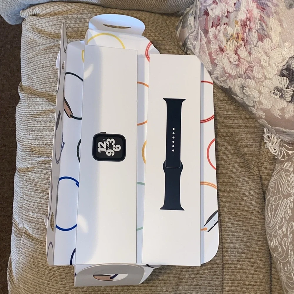 🩶🖤🩶NWT Apple iWatch SE (1st Gen.) Space Grey Aluminum Case Midnight Sport